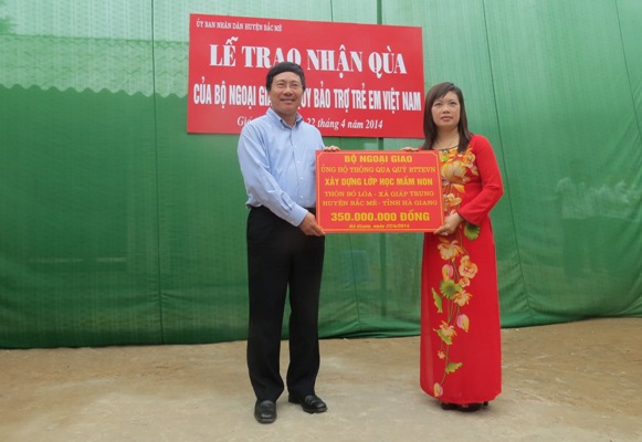 ឧបនាយករដ្ឋមន្ត្រី PHAM BINH MINH ចូលរួមពិធីប្រគល់សាលាសំរាប់ជនក្រីក្រ